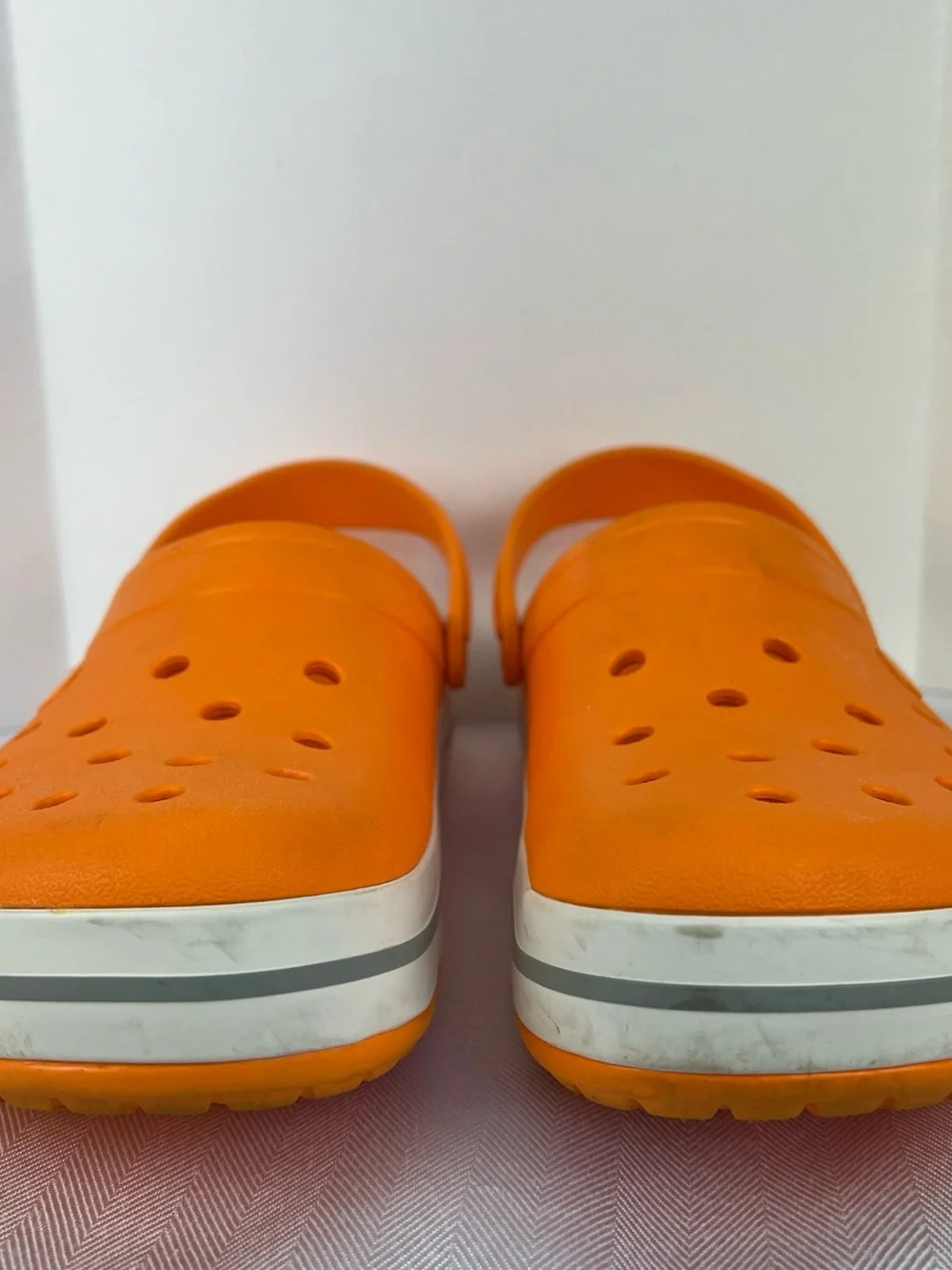 CROCS Crocband in vivid Orange with White-Trim Midsole